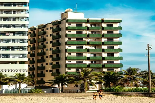 Tourist residences: “subrogation” clauses in commercial leases do not deprive the owners’ association of its right to act